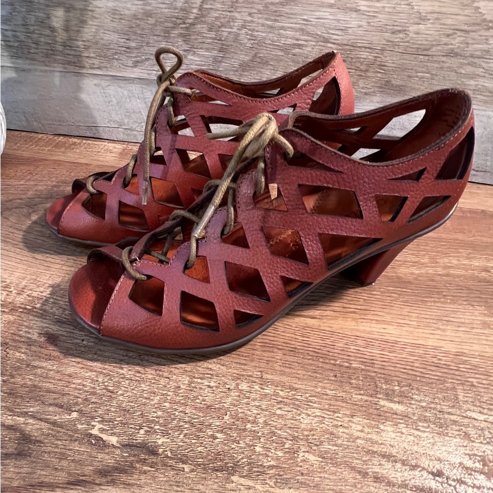 Gentle Souls by Kenneth Cole Cutout Lace-Up Heels‎ Size 6